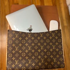 Louis Vuitton Envelop Porte clutch.